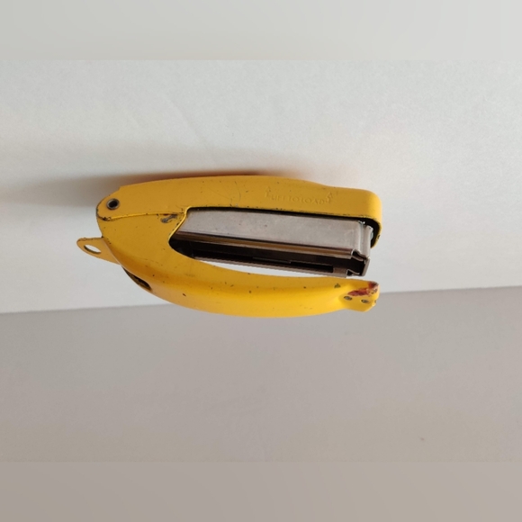 Vintage Swingline Cub Plier Handheld Metal Stapler Yellow - Picture 1 of 4